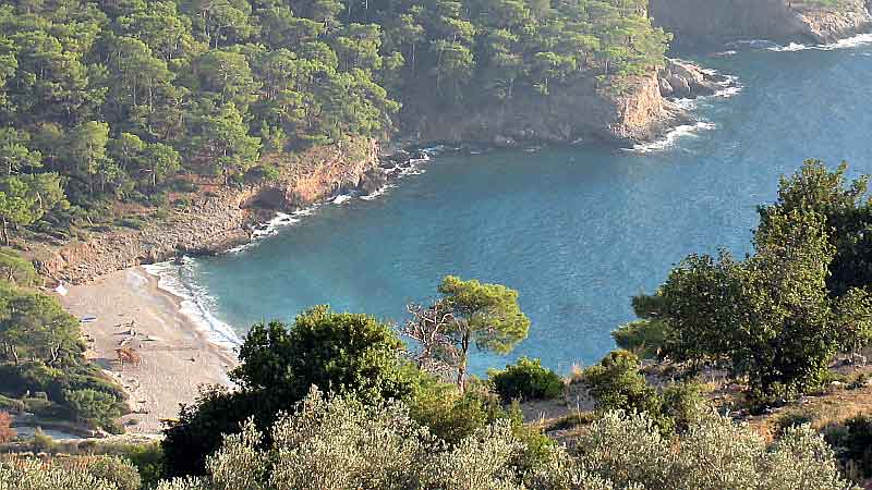 Verscholen baai bij wandelpad Lycian Way