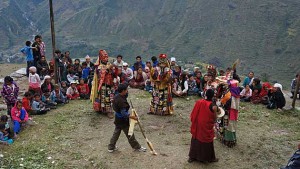 Monniken dansen tijdens Dashain-festival in Nepal