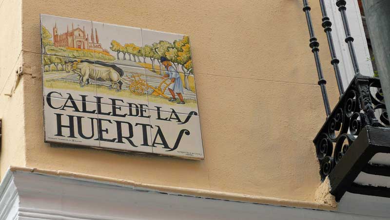 Calle de las Huertas en Plaza Santa Ana