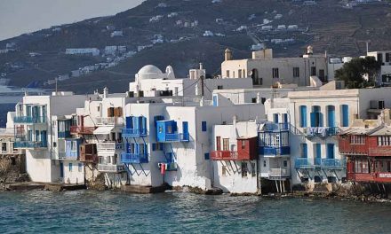 Kleuren van licht en water op Mykonos in Griekenland