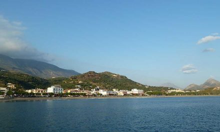Zee, strand en bergen in Plakias