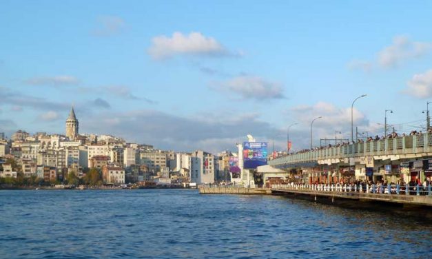 Hengelaars en handelaars op de Galatabrug in Istanbul