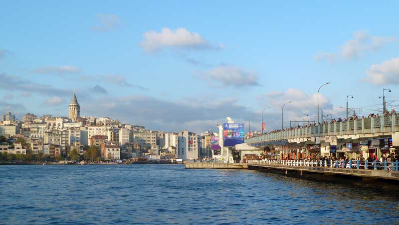 Hengelaars en handelaars op de Galatabrug in Istanbul