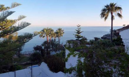 Relaxed lezen en flaneren in Nerja