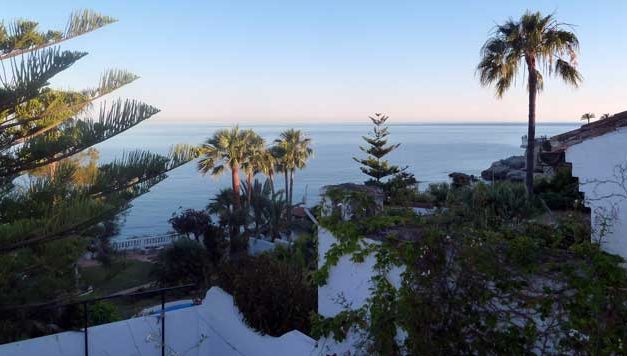 Relaxed lezen en flaneren in Nerja