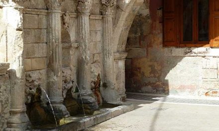 Drie leeuwenkoppen in Rethymnon