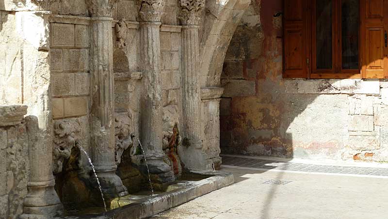 Drie leeuwenkoppen in Rethymnon