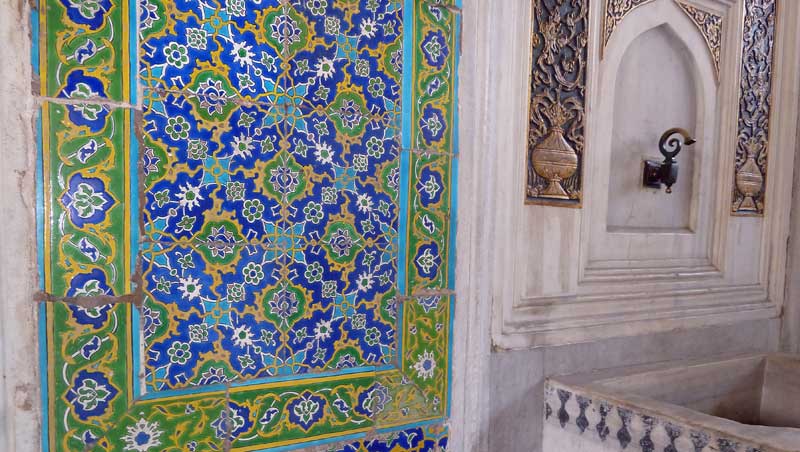 Blauwe Iznik-tegels in het Topkapi Paleis in Istanbul