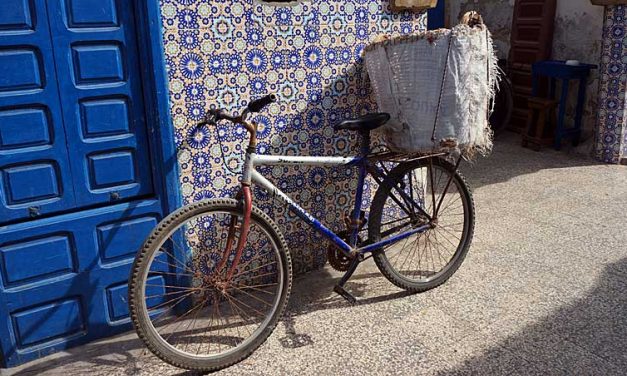 Fiets met broodmand in de medina van Essaouira