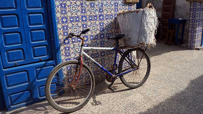 Fiets met broodmand in de medina van Essaouira