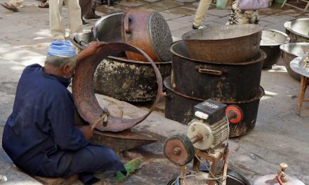 Ketels, potten en pannen op Place Seffarine in Fez