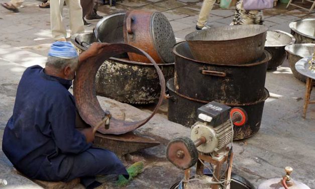 Ketels, potten en pannen op Place Seffarine in Fez