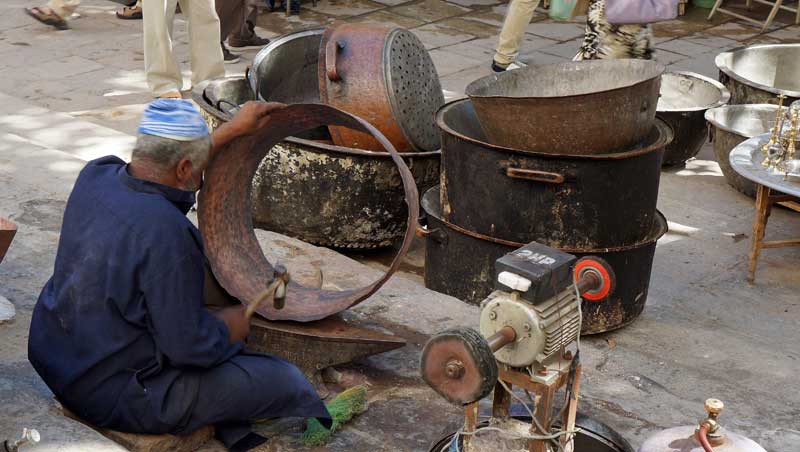 Ketels, potten en pannen op Place Seffarine in Fez