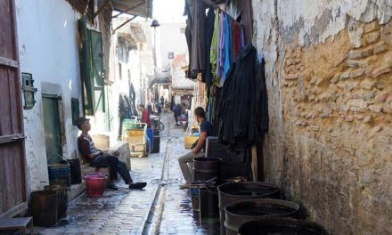 Wolververs in de Souk des Teinturiers in Fez