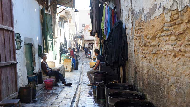 Wolververs in de Souk des Teinturiers in Fez