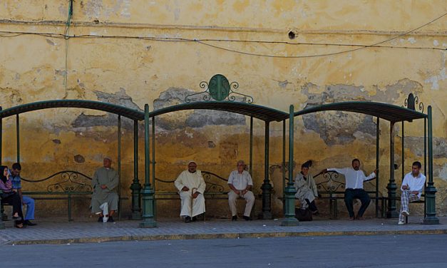 Een sierlijke bushalte in Fez