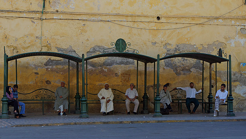 Een sierlijke bushalte in Fez