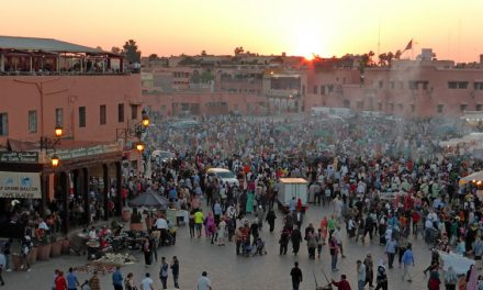 Rookpluimen boven het Jeema el-Fna in Marrakech