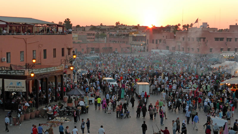 Rookpluimen boven het Jeema el-Fna in Marrakech